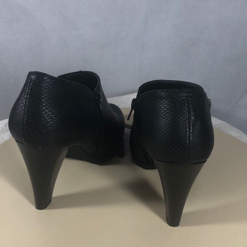 💜 NEW , White Mt , Black Booties, Size 10 . - Picture 3 of 6